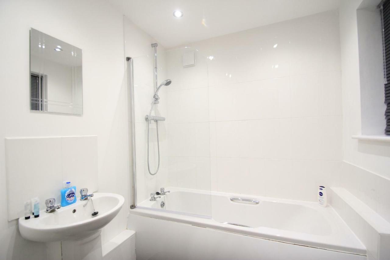 Cross Court, Stafford By Bell Apartments Bilik gambar